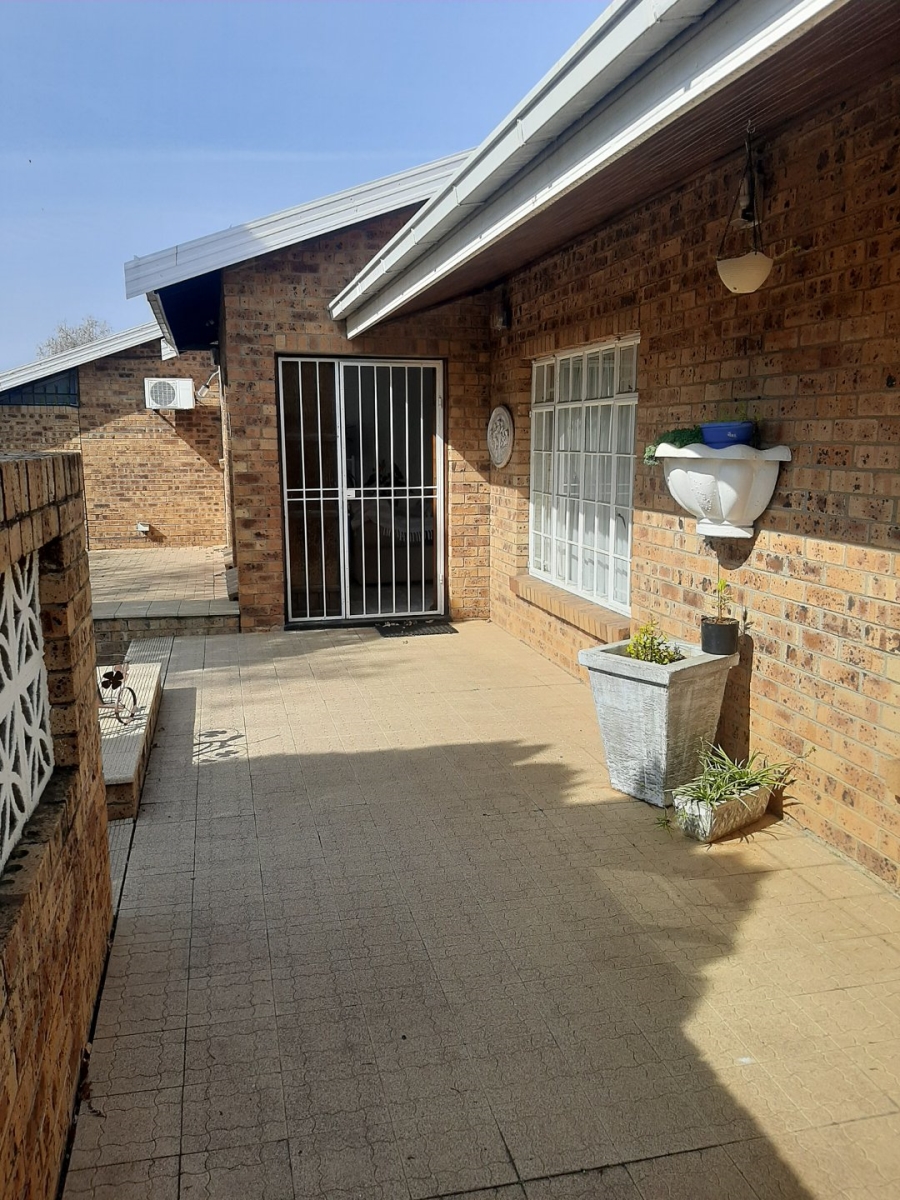 3 Bedroom Property for Sale in Uitsig Free State